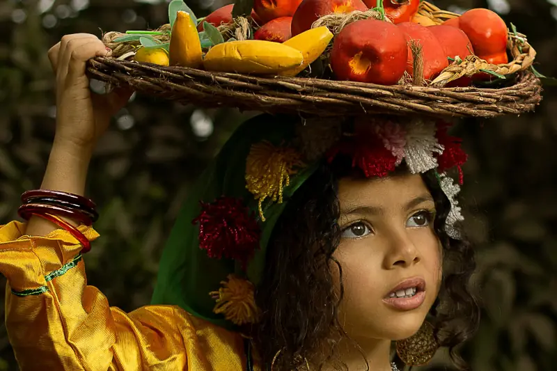 Handa's surprise image - a bowl of fruit on a child's head