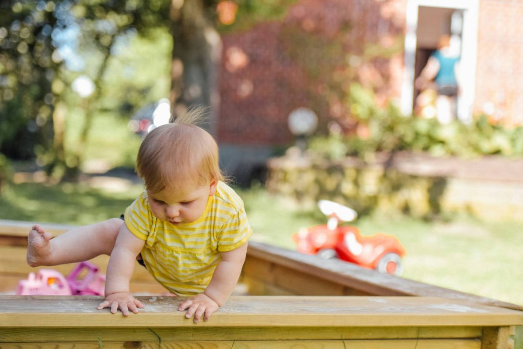 alexander-dummer-x4jRmkuDImo-unsplash-child-sandpit-header