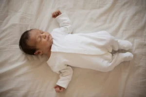Veilig slapen in de kinderopvang: baby slaapt op de rug, zonder kussen of deken